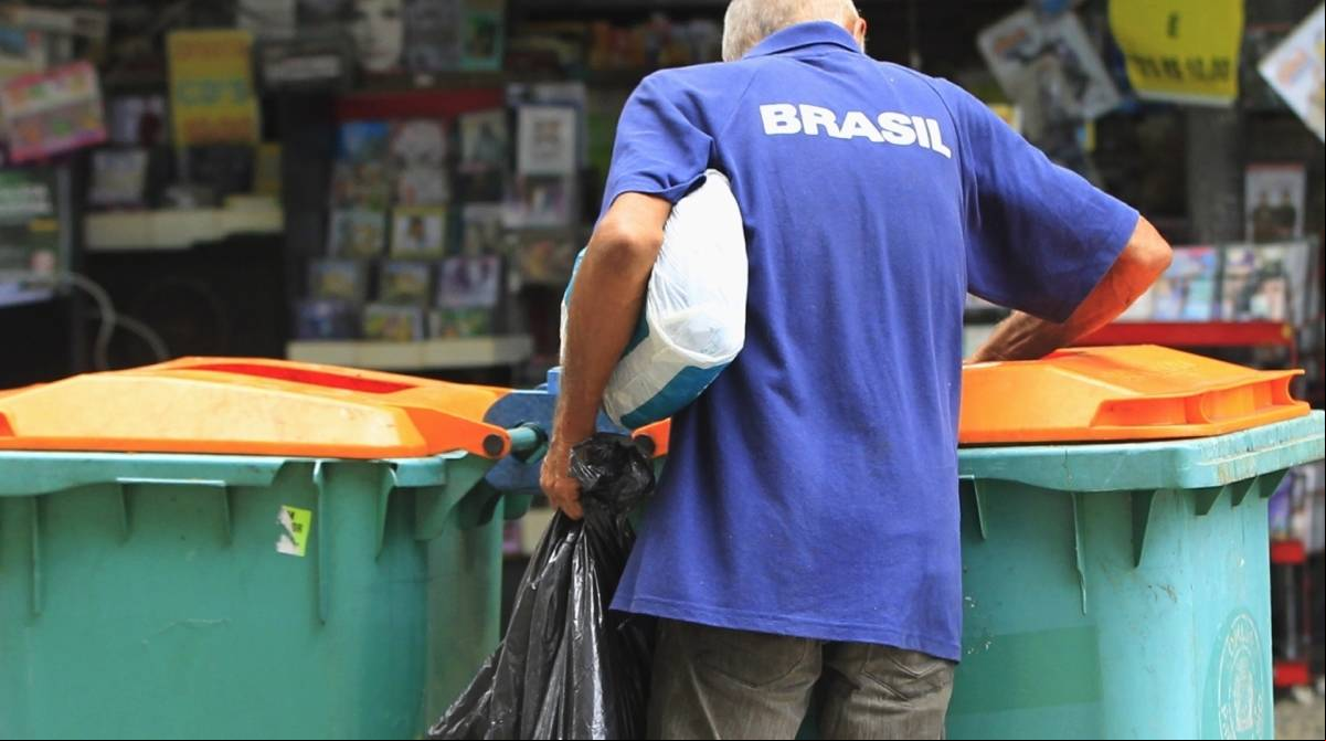 Homem revira latas de lixo na praça da Cinelândia. -  Estefan Radovicz