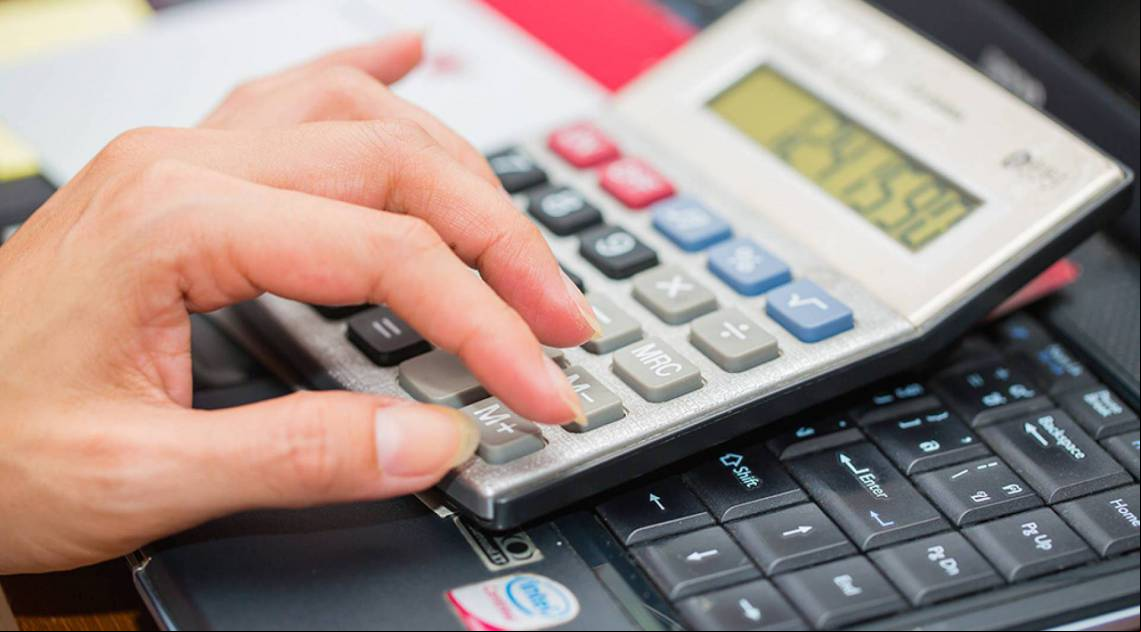 Segundo o Banco Central, as famílias e as empresas pagaram taxas de juros mais altas em janeiro - Freepik