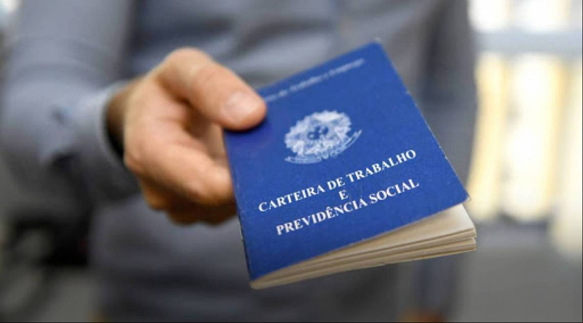 A queda no emprego e nas horas trabalhadas se traduziu em uma queda acentuada da renda do trabalho e um aumento correspondente da pobreza.
A queda no emprego e nas horas trabalhadas se traduziu em uma queda acentuada da renda do trabalho e um aumento correspondente da pobreza.