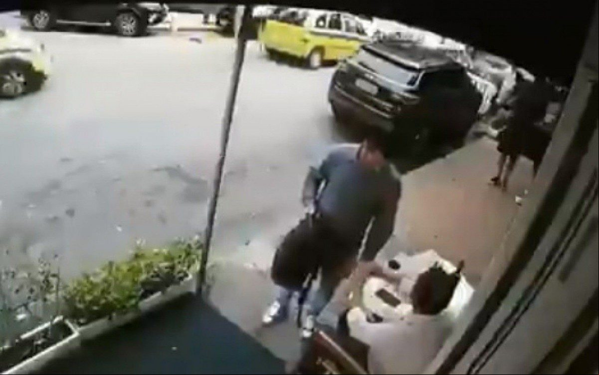 Com a arma apontada para a vítima, homem roubou anel e relógio - Reprodução/Twitter