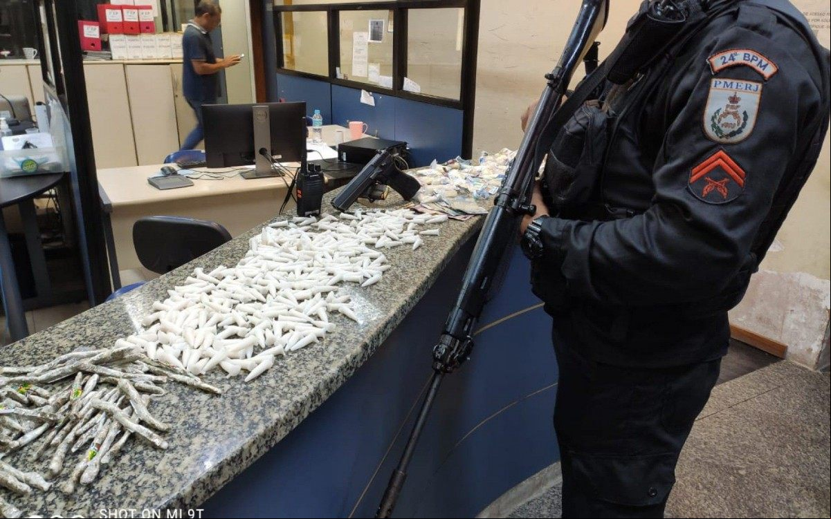 Registro de uma das apreensões: farto material entorpecente, armas e munições - Divulgação - 24º BPM