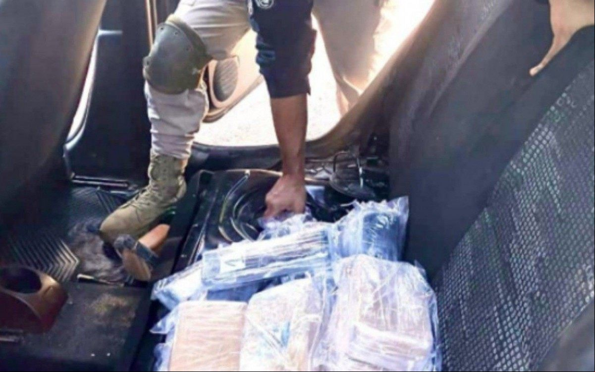 Os policiais da União flagraram um total de 9,5 kg de pasta base de cocaína e 17,8 kg de crack
- Reprodução/Plantão 190