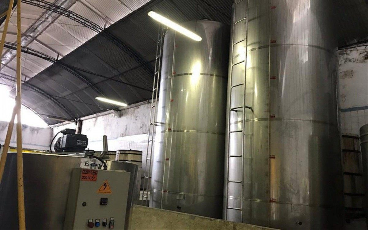 Polícia fechou fábrica clandestina de bebidas em Nova Iguaçu - Divulgação