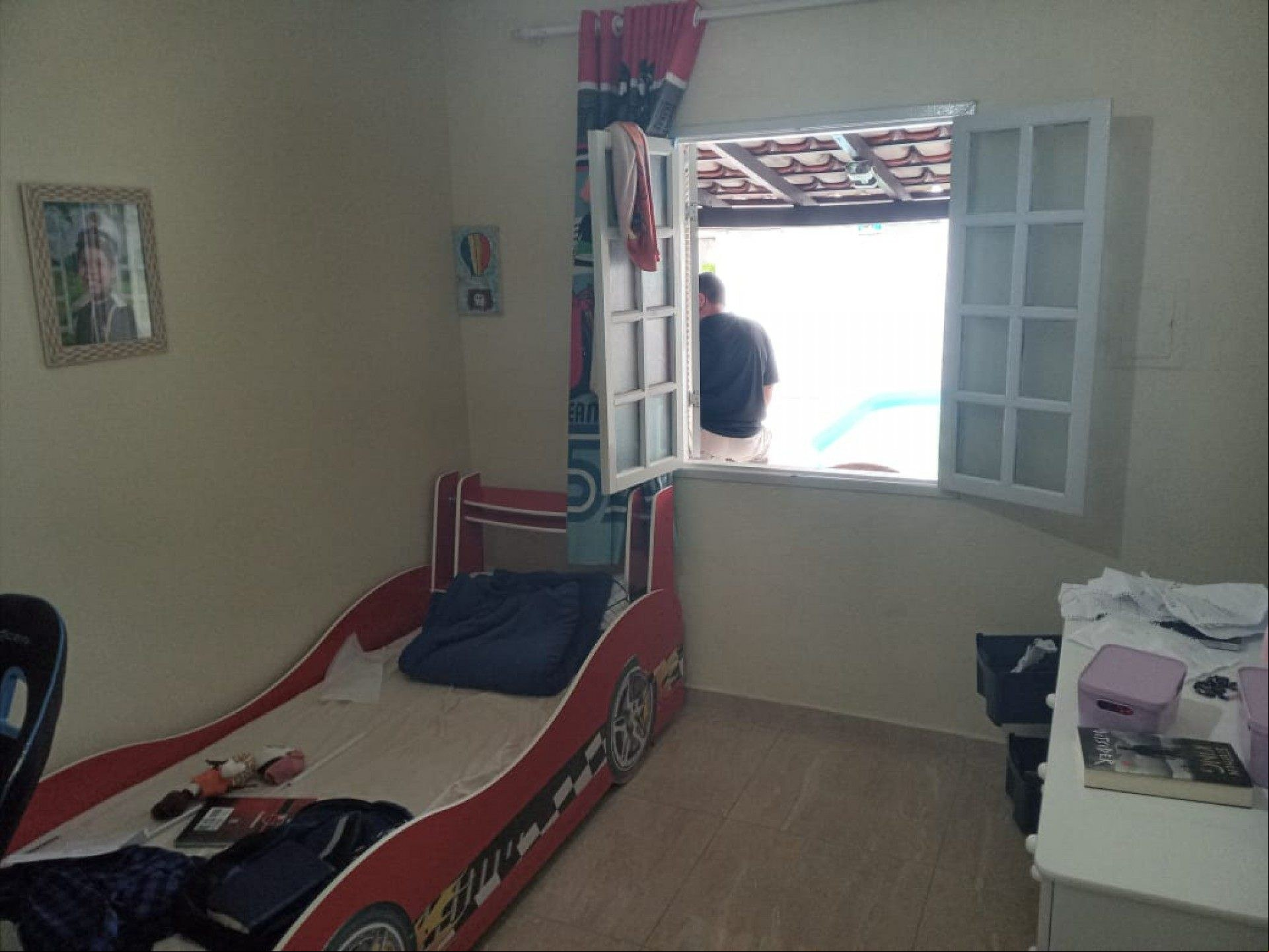Quarto do adolescente onde a polícia encontrou desenhos enaltecendo a violência e o nazismo  - Sabrina Sá (RC24h)