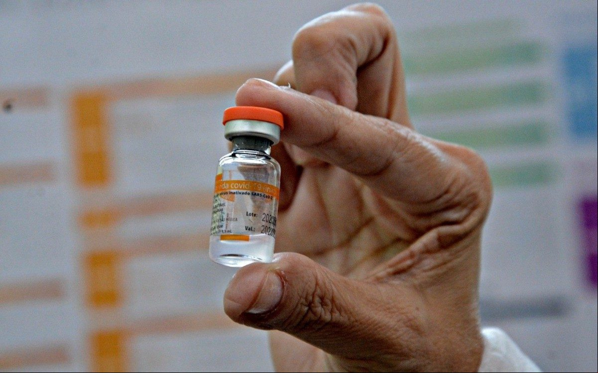 Enquanto isso, o relatório observou uma eficácia de 95% para a Coronavac e 99% para a Pfizer em hospitalizações em unidades de terapia intensiva Enquanto isso, o relatório observou uma eficácia de 95% para a Coronavac e 99% para a Pfizer em hospitalizações em unidades de terapia intensiva