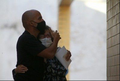 No IML familiares de Matheus Correia Viana e de Nathalia Guzzardi Marques, ambos de 30 anos, para o reconhecimento dos corpos. Eles morreram no banheiro de um apartamento na Zona Sul, a suspeita que a causa da morte foi vazamento de gás. Na foto os pais do Matheus, o pai Paulo Rogerio de Faria Viana e Emília Marta de Andrade. - Daniel Castelo Branco