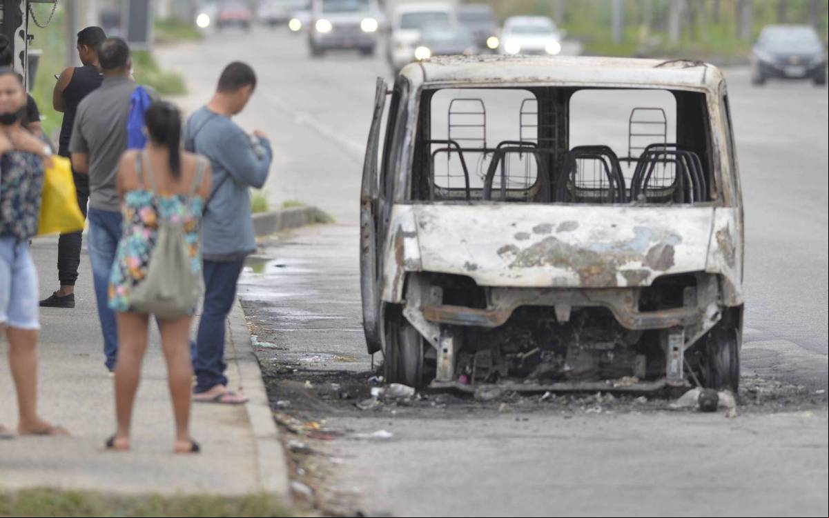 ageiros ficaram largados num ponto onde só sobrou a carcaça chamuscada de uma van - FOTOS: Fabio Costa