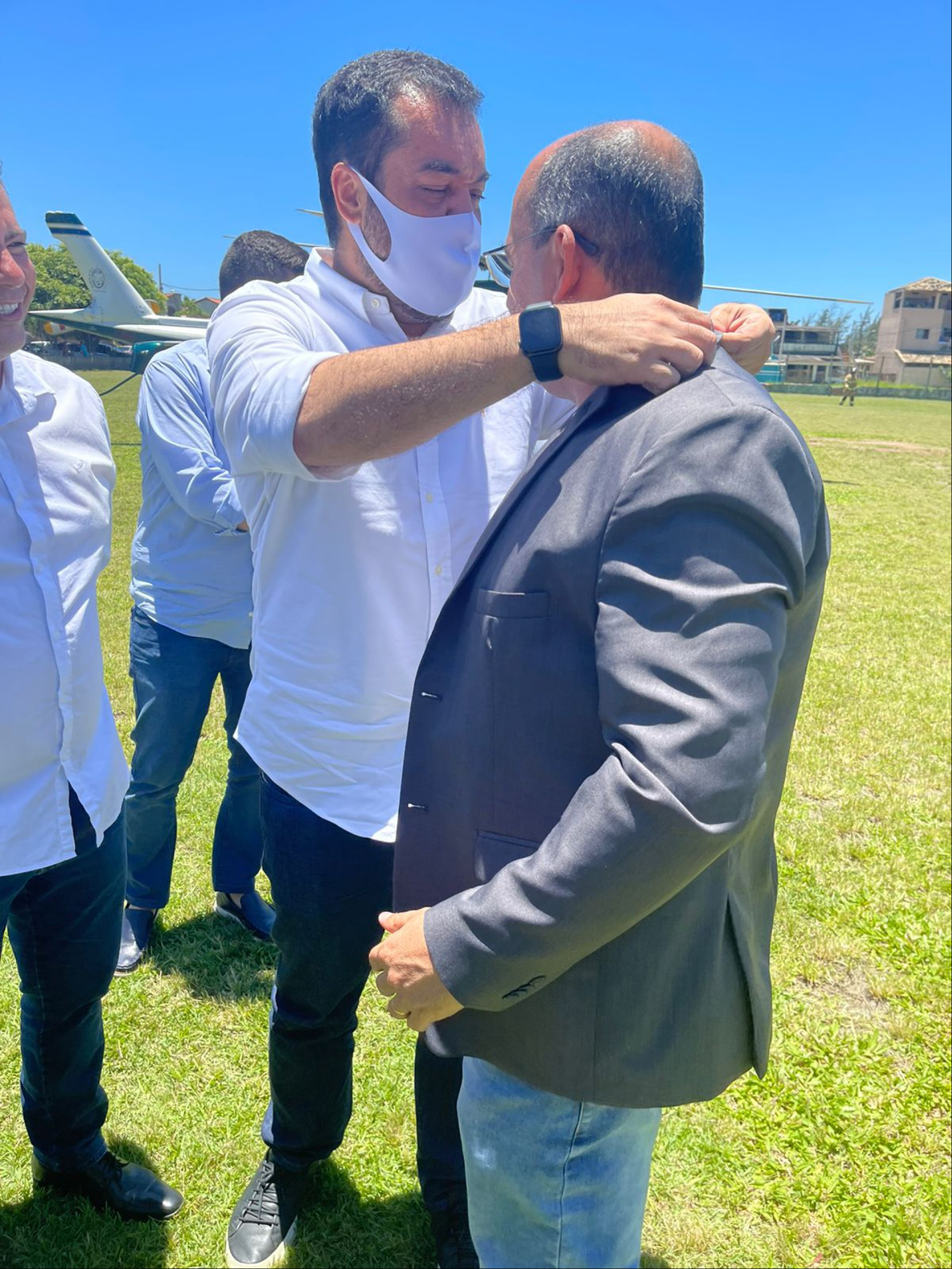 Castro ajeitando a gole de Marcelo, que usou até paletó - Renata Cristiane