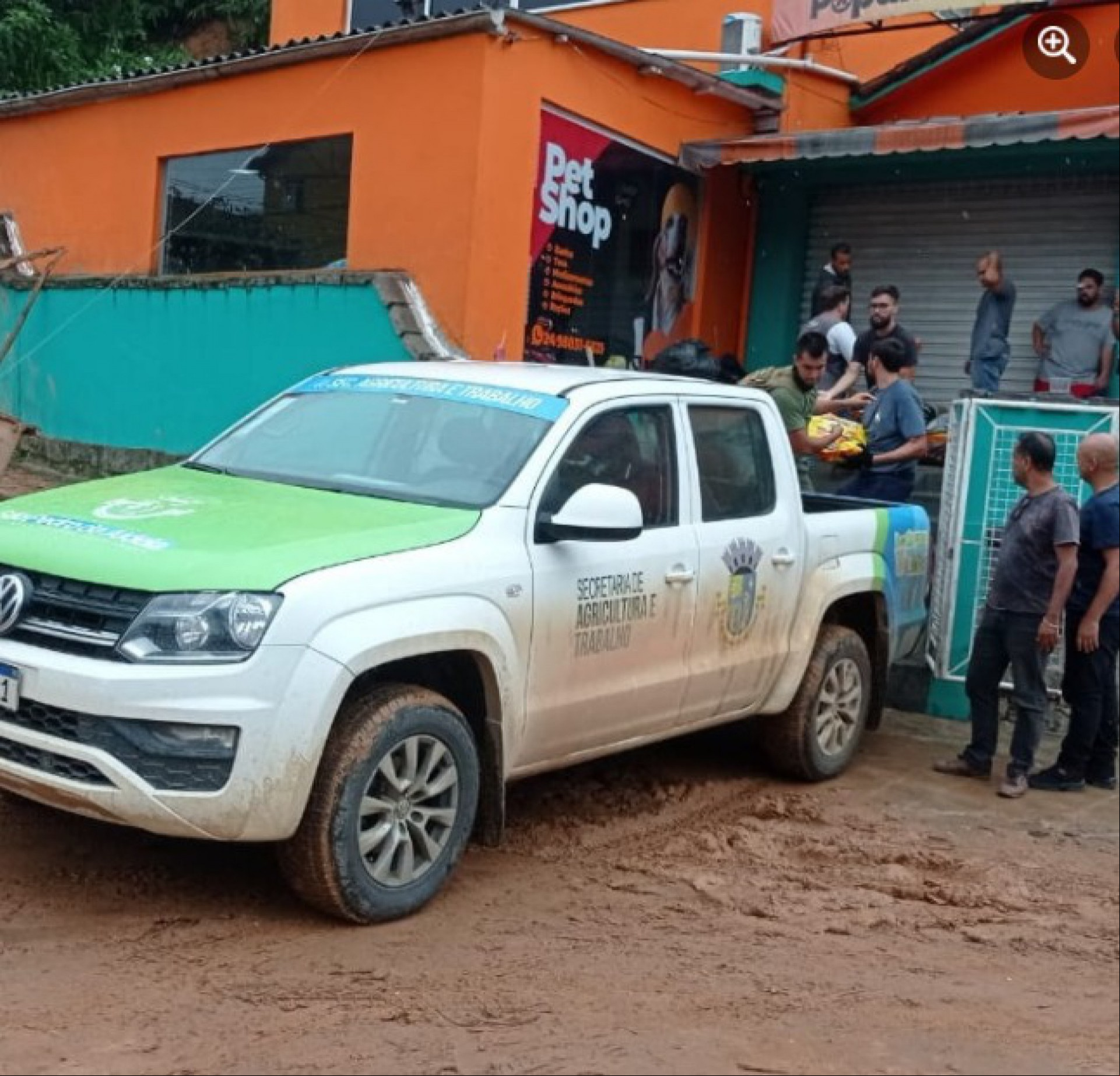 Prefeito de São Pedro da Aldeia, Fábio do Pastel, esteve em Petrópolis, pessoalmente, acompanhando comboio de donativos - Divulgação