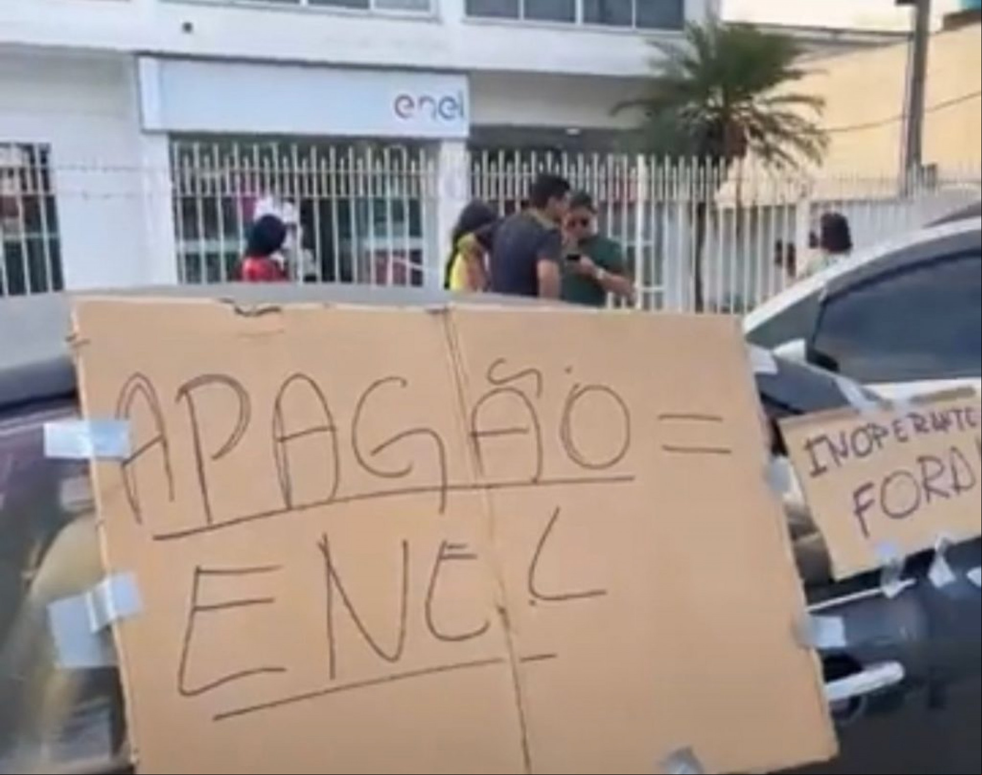 Protesto em frente à sede da Enel em Araruama - Foto: Araruama em Pauta