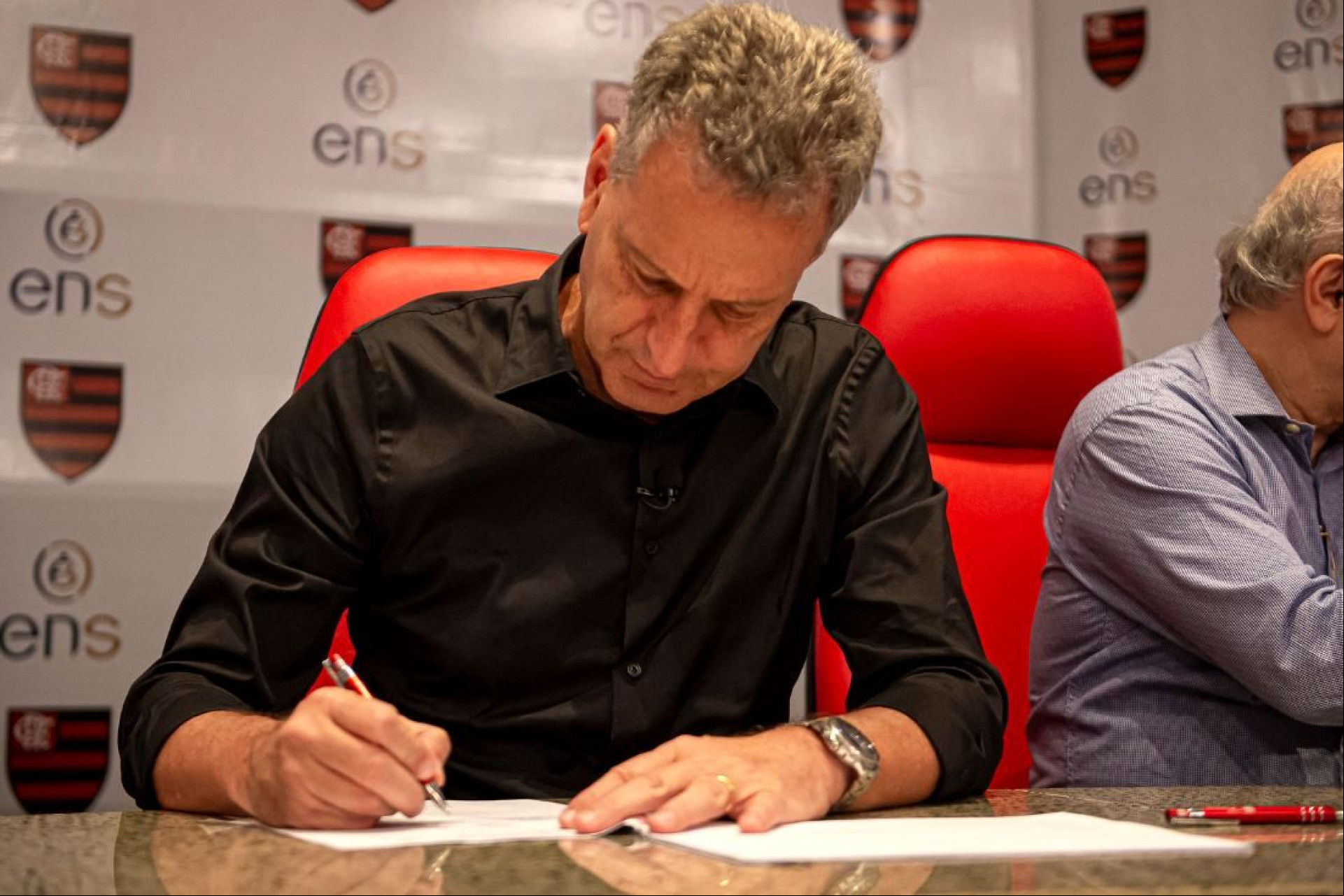 Rodolfo Landim assinando contrato - Foto: Paula Reis / Flamengo