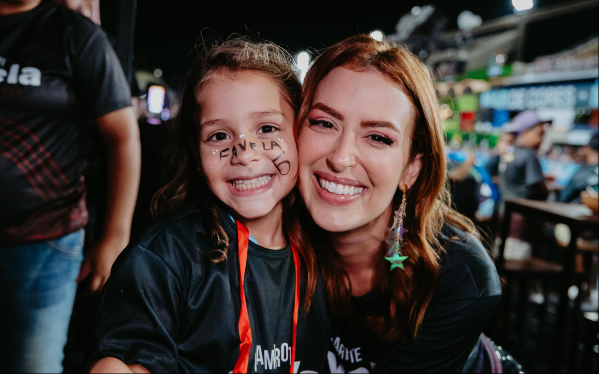 Gabriela Lopes Siqueira com criança convidada - Pauline Carvalho - Camarote Favela