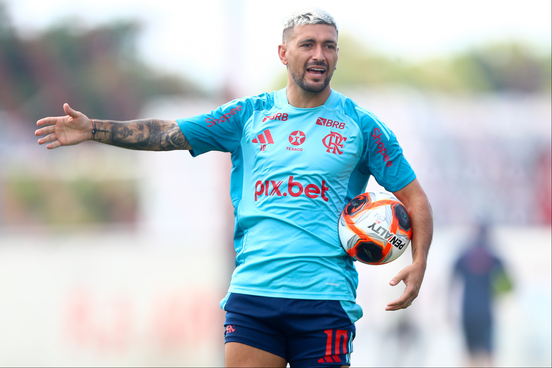 Arrascaeta apresentou oferta de extensão do vínculo até 2028 e diretoria rubro-negra não aceitou - Gilvan de Souza / Flamengo