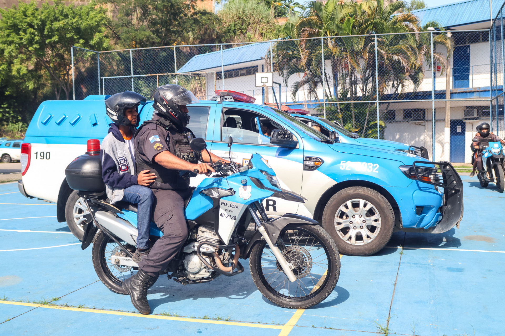O sargento Dalbem mostrou aos alunos como é o funcionamento de uma moto de patrulhamento - Jean Carlos / PMBR