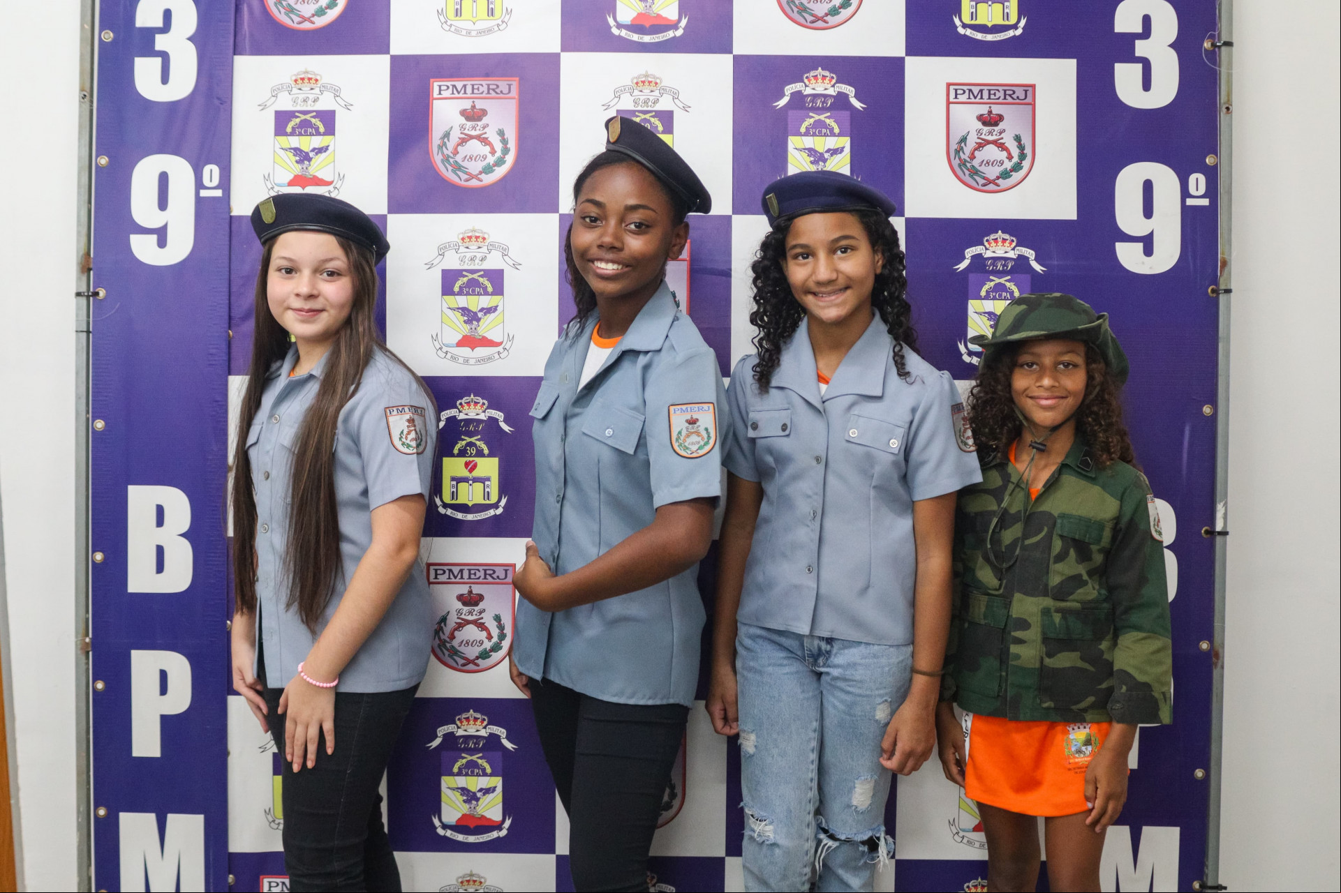 As alunas Ester Dias, Sthefany Nascimento, Yasmim Sirimarco e Alice gostaram de participar do "Minha Escola Azul" - Jean Carlos / PMBR