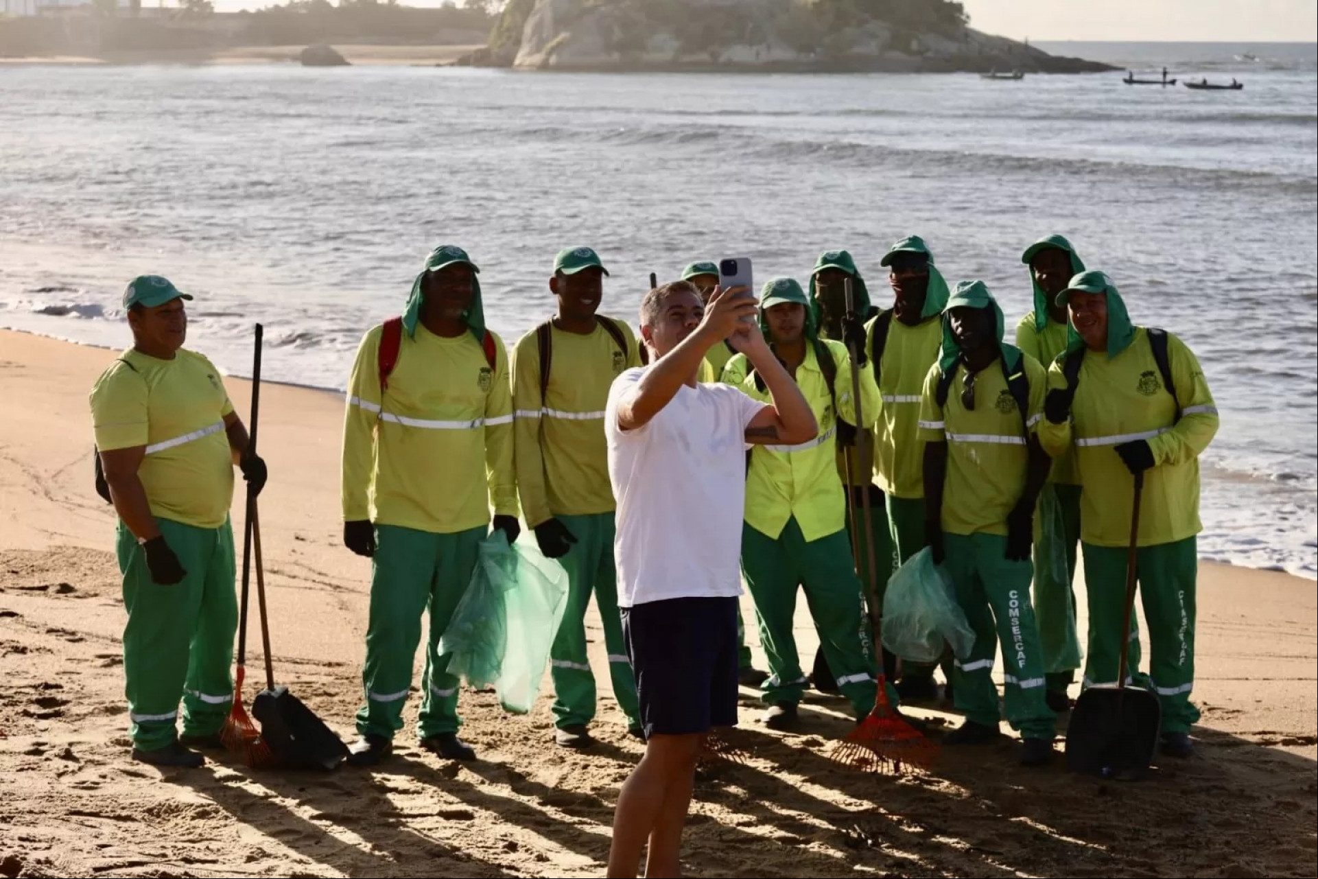 Prefeito Dr. Serginho (PL), participa de um mutirão de limpeza no Pontal de Santo Antônio - Ascom