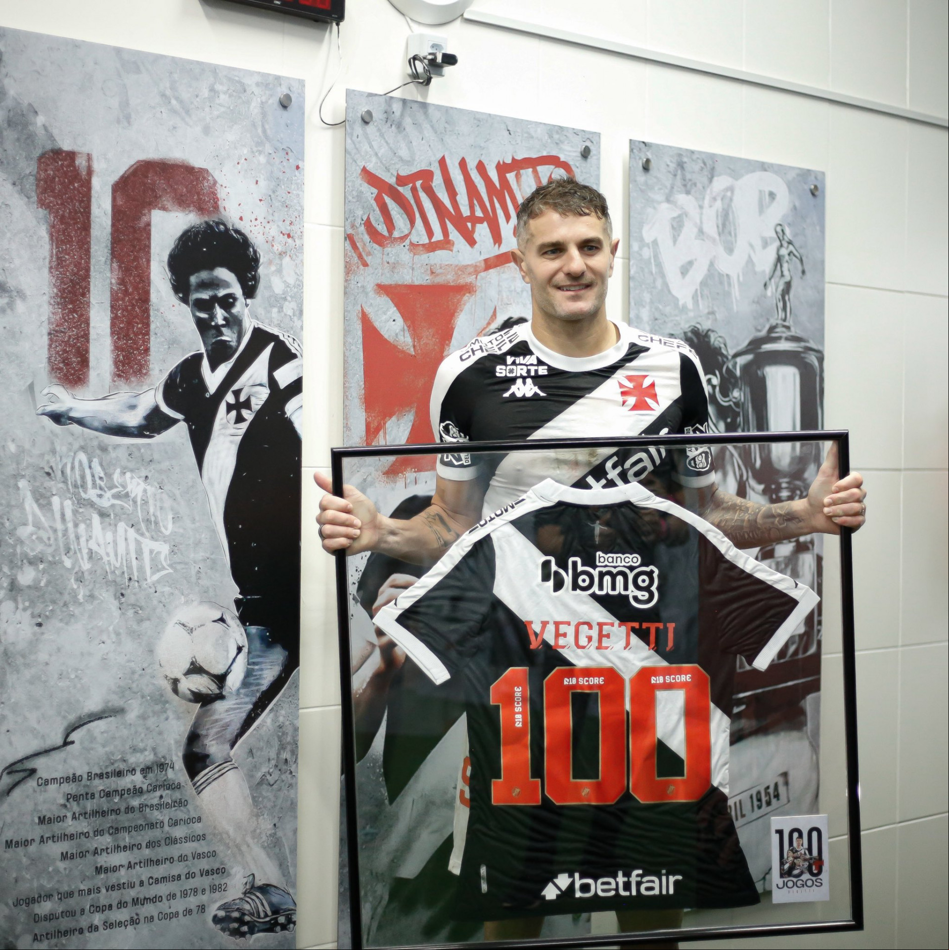 Vegetti com uma camisa comemorativa pelos 100 jogos no Vasco - Matheus Lima | Vasco da Gama