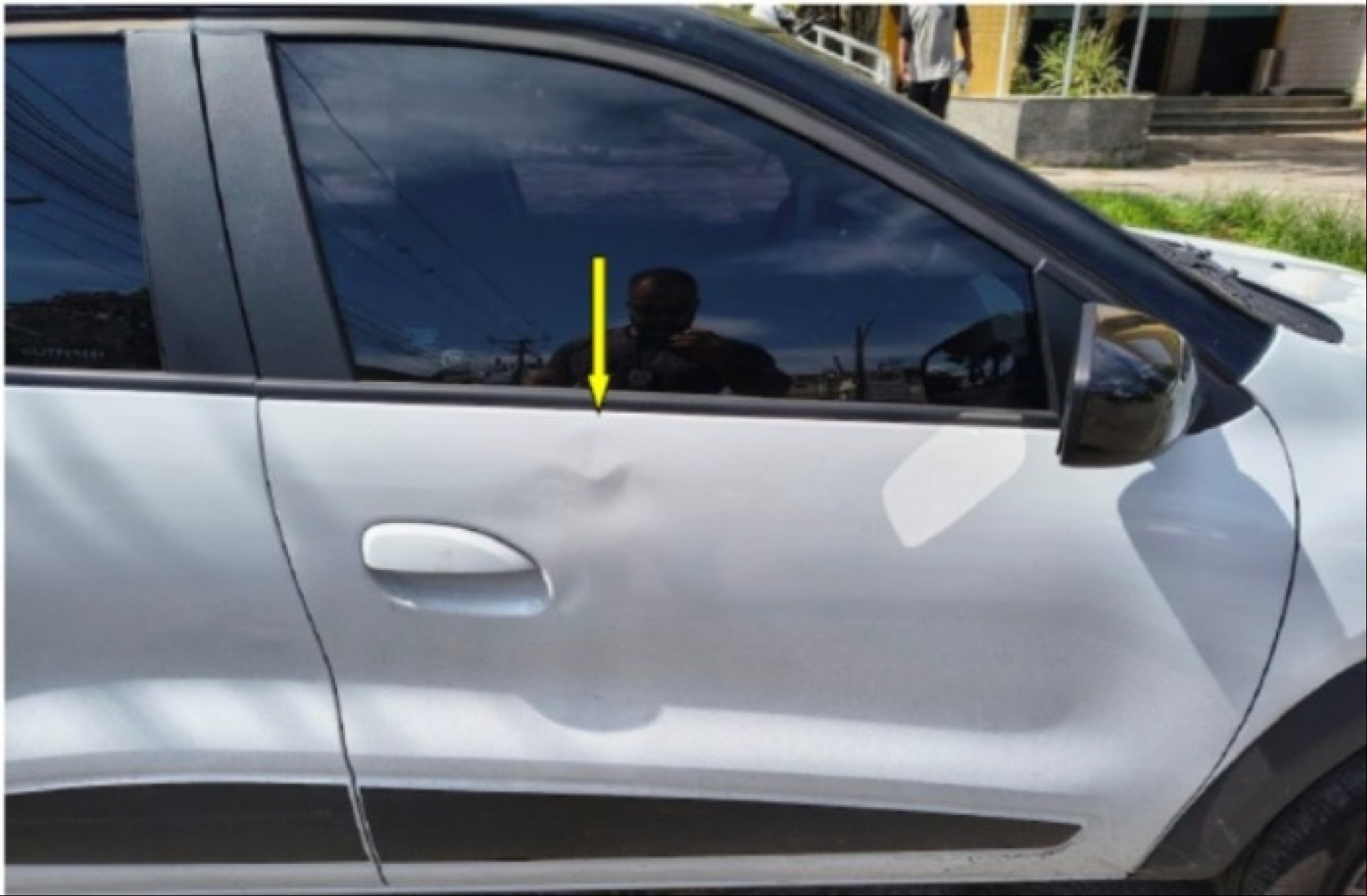 Carro das vítimas danificado após chute do falso guardador de veículos - Reprodução