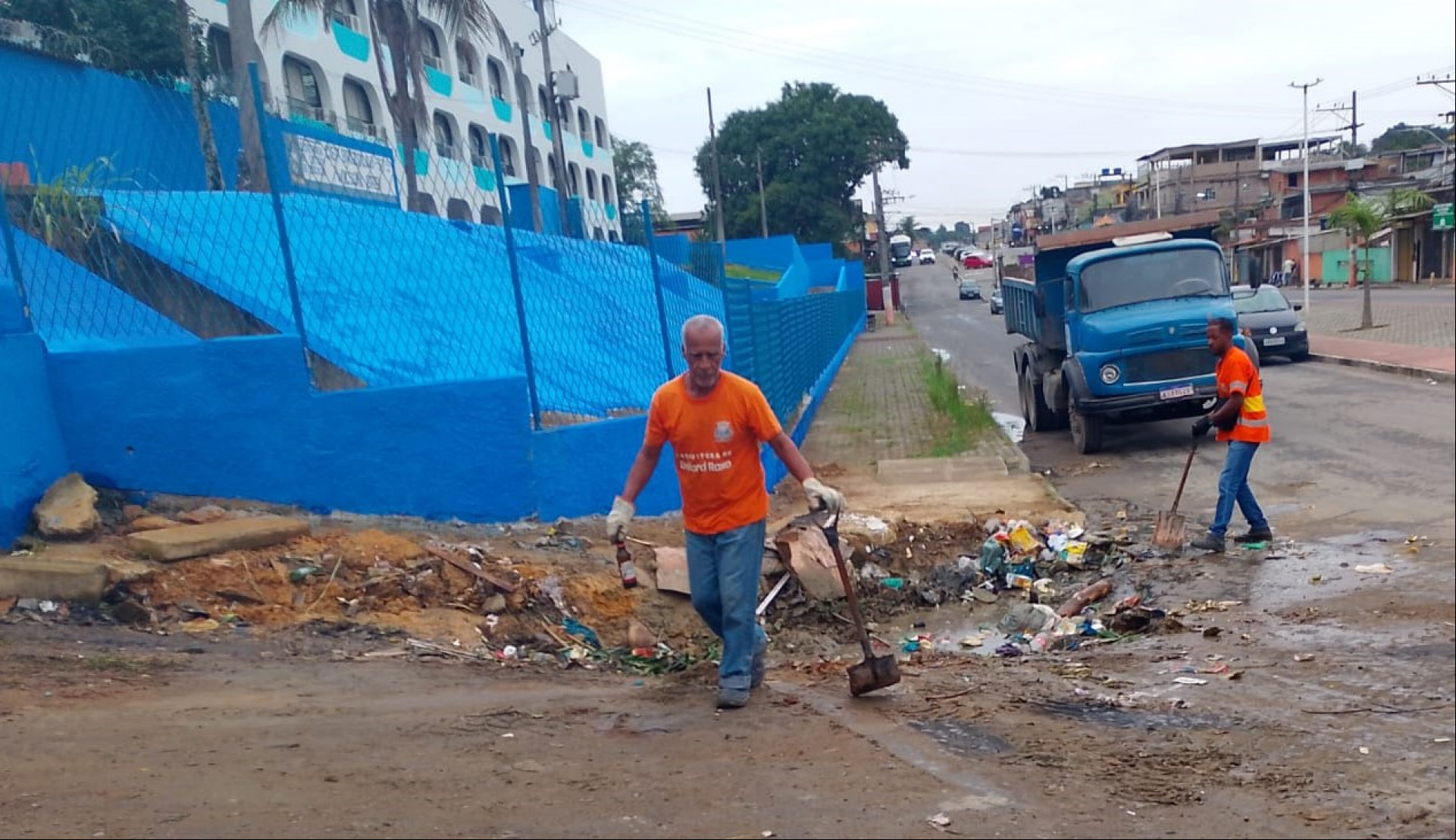 A Prefeitura retirou uma grande quantidade de lixo ao lado de um Ciep - Divulgação / PMBR